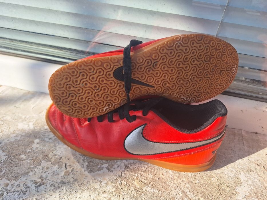 Продавам футболни обувки за зала