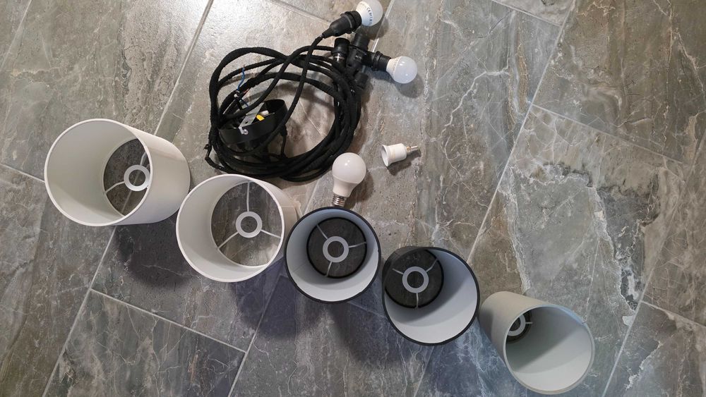 Lustra tavan cu 5 abajururi cu firee lungi, diverse pozitii poze reale