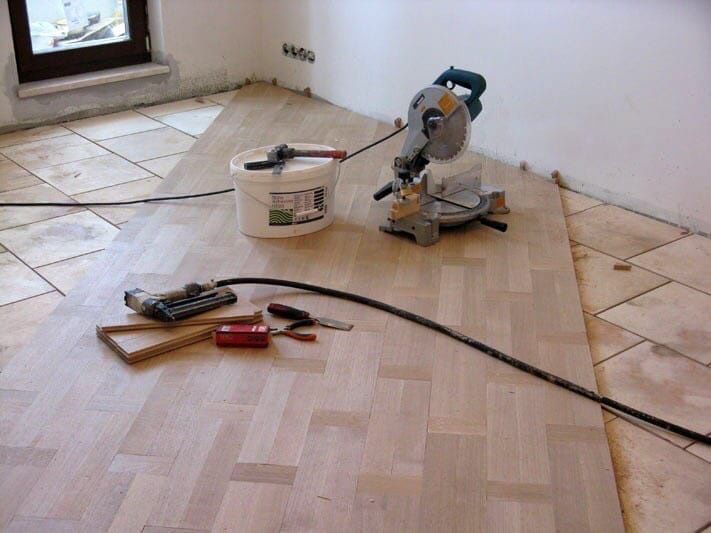 Укладка паркета.