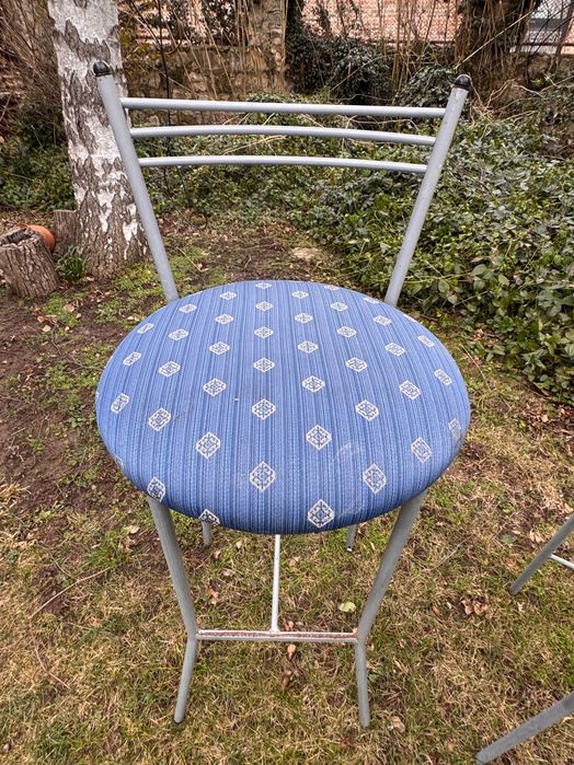 3 високи бар стола със синя тапицерия