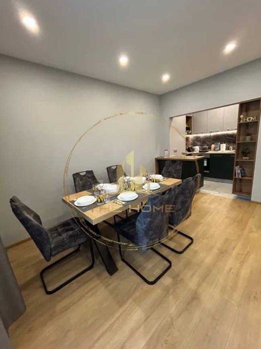 Дава се под наем Тристаен апартамент в Варна, Център - 105 кв.м за 1300 € - Снимка #2