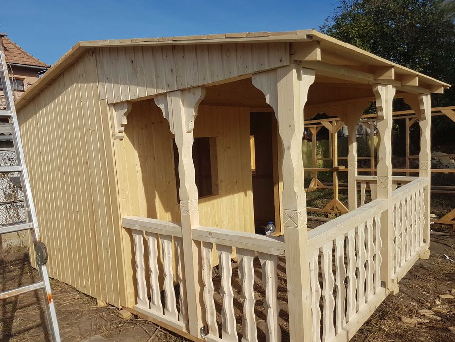 Corpuri din lemn masiv.