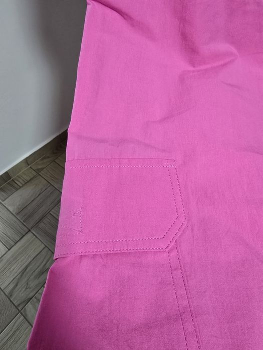 Pantaloni dama fucsia cu buzunare laterale si pe picior