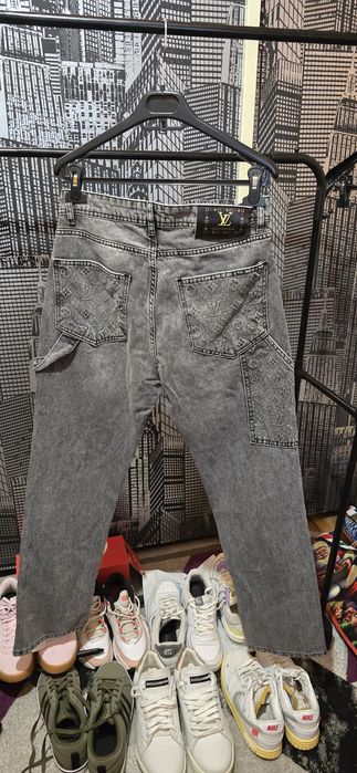 Vând blugi louis vuitton