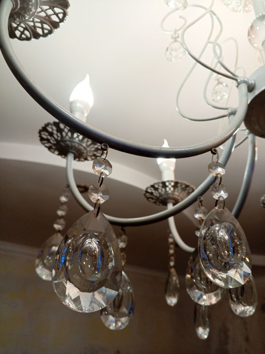 Продам хрустальную люстру.