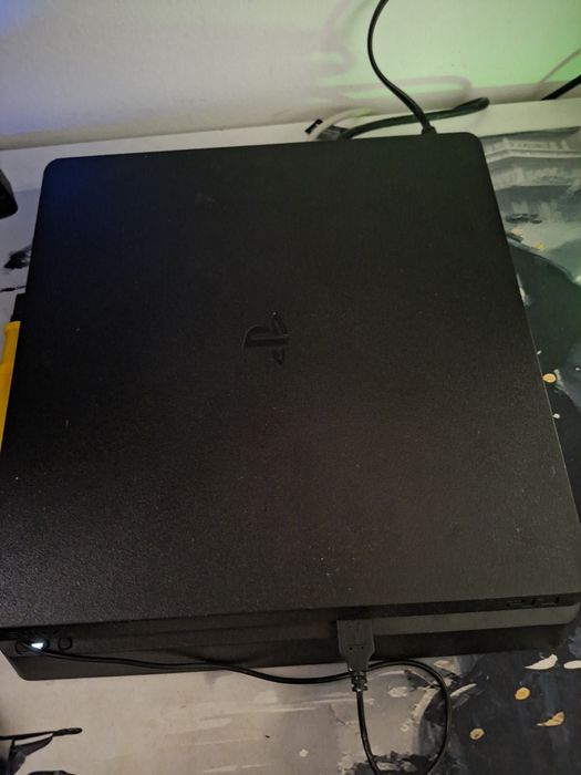 Продам ps4  два геймпала подписка на год