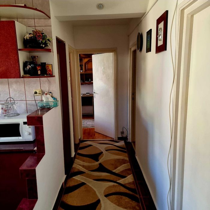 Proprietar, vand apartament 3 camere in Resita si garaj, separat