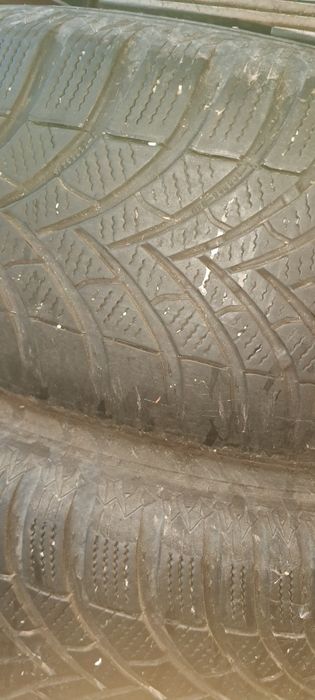 Vând 4roți iarna 215/65R16