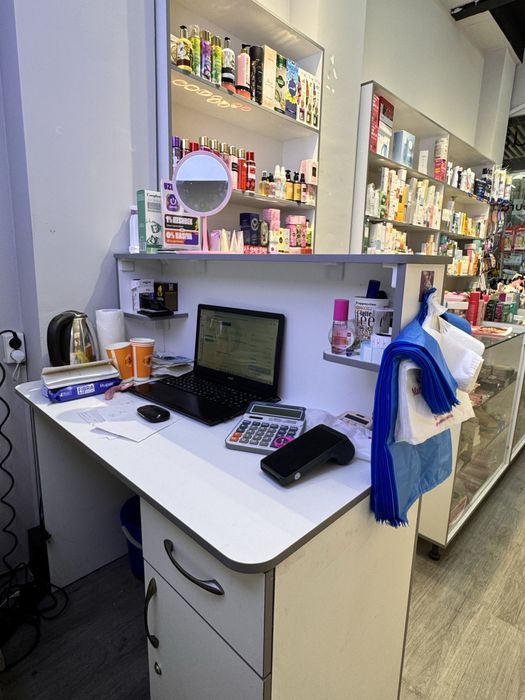 Полкали шкаф витрина сотилади срочна