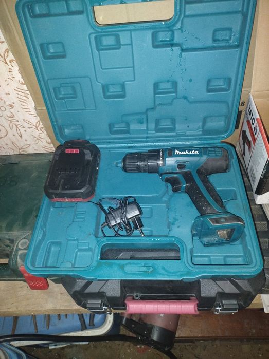 Bormașină autofiletanta Makita 18V