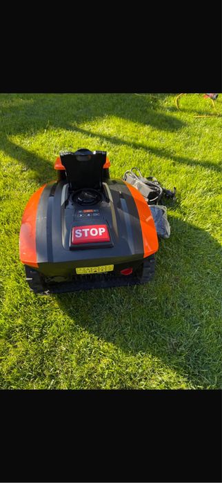 Robot tuns gazon iarba