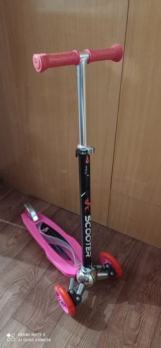 Самокат для девочки в отличном состоянии