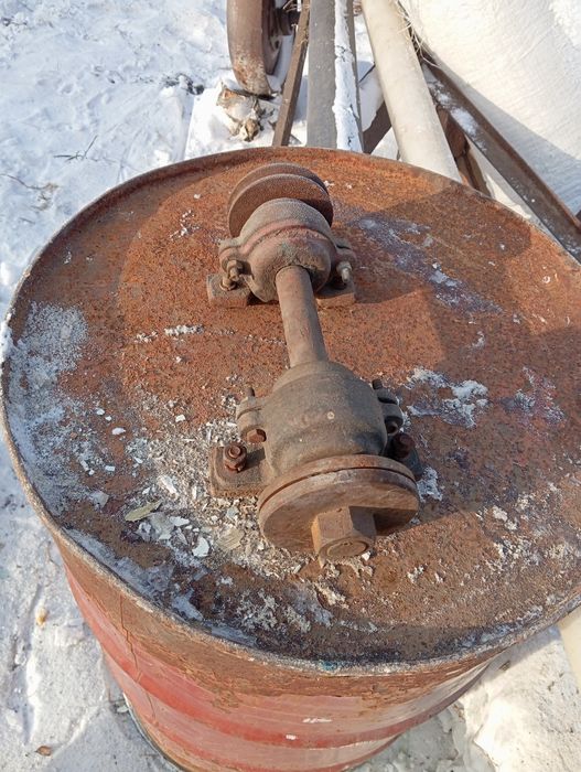 Вал с подшипниками и шкивом