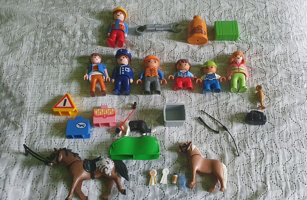 Playmobil фигурки,куче и 2 кончета