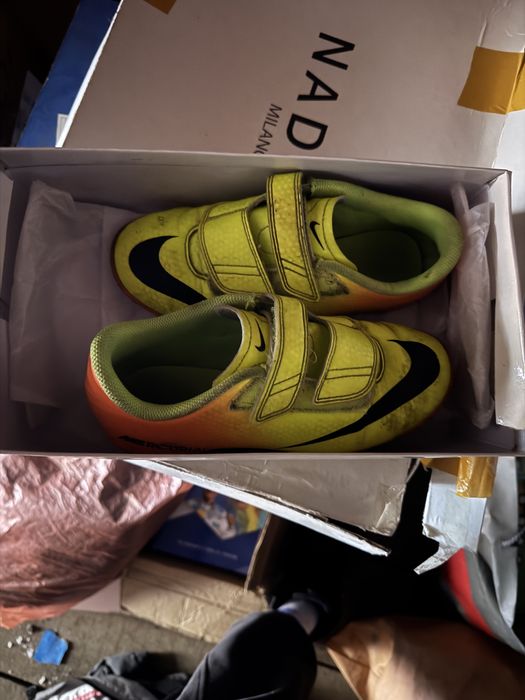 Продаю футбольную обувь