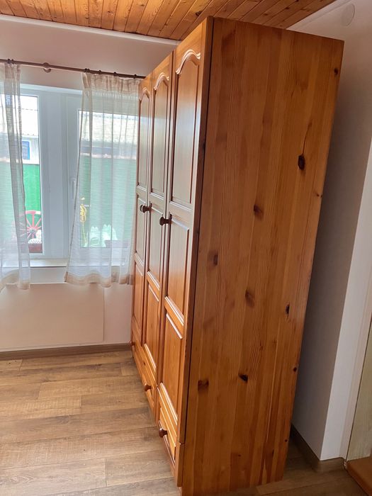 Масивен дървен гардероб