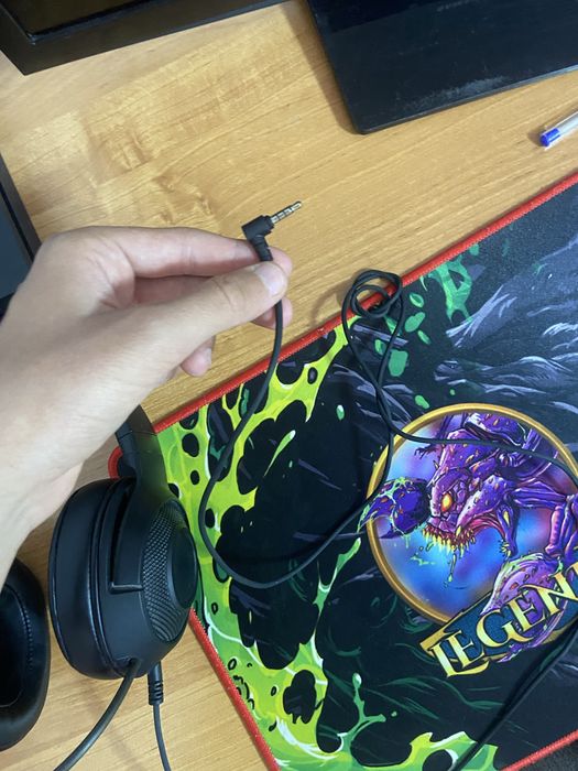 Casti razer cu fir