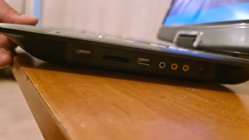 Двд плеер ,типа ноутбука.