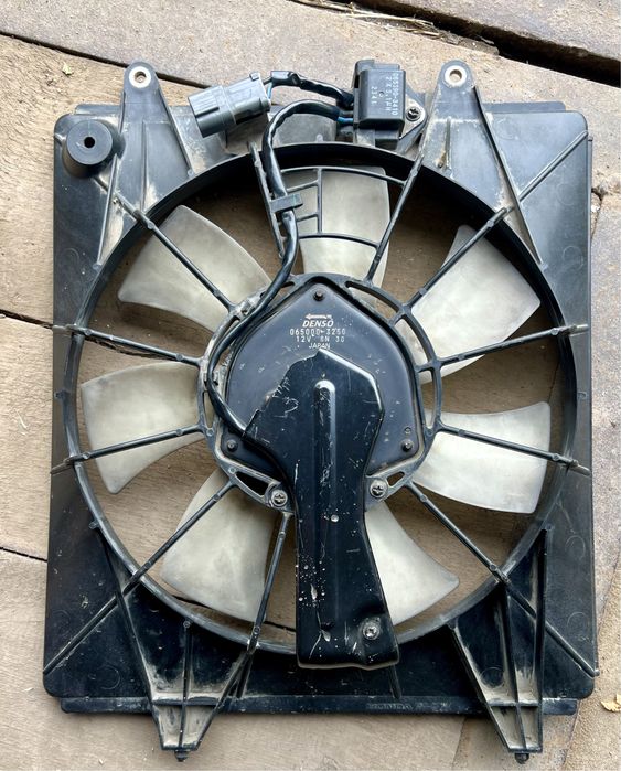 Продам б/у вентилятор радиатора на Хонду CR-V (3-ий кузов)