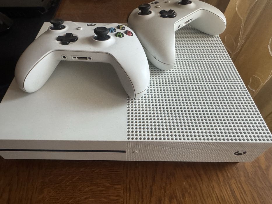 Vand xbox one s, 500gb, 2 controllere