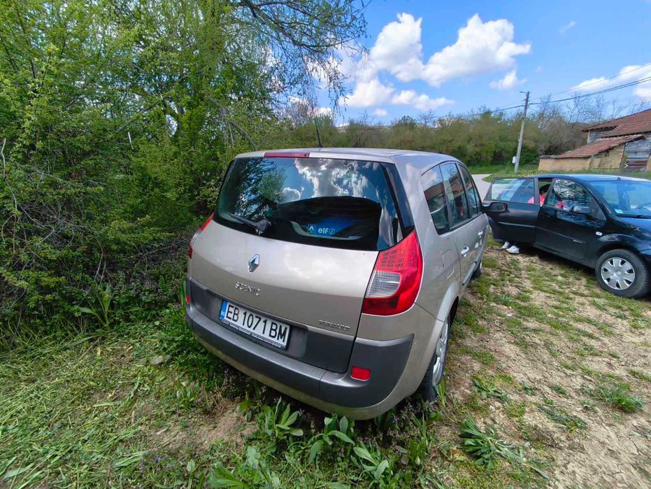 Продавам Рено Гранд Сценик