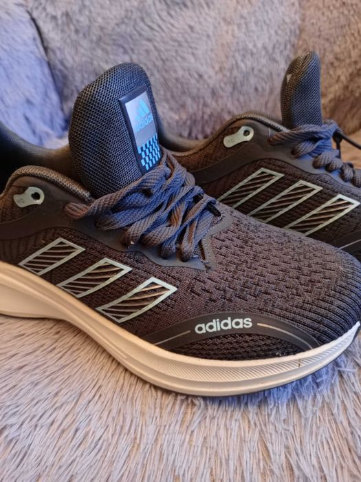 Продам кроссовки Adidas новые,