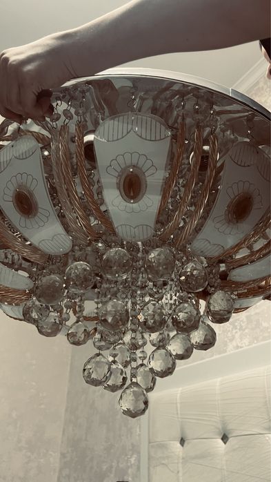 Шикарная люстра в зал с подсветкой и музыкой