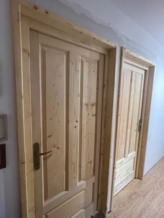 Usi de vanzare interior