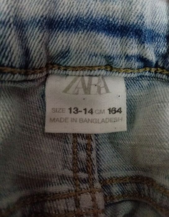 Vând blugi rupți zara.