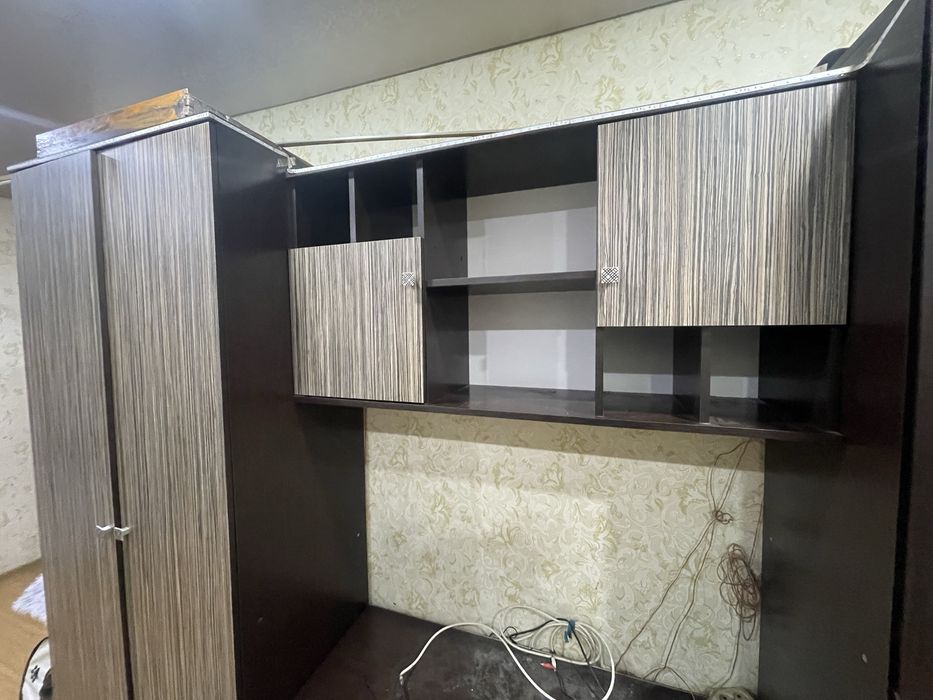 Продам, шкаф и полку сверху на фото