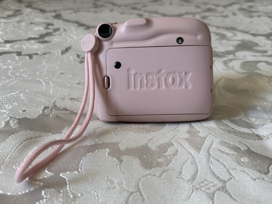 Продаю Instax Mini 11 - как новый