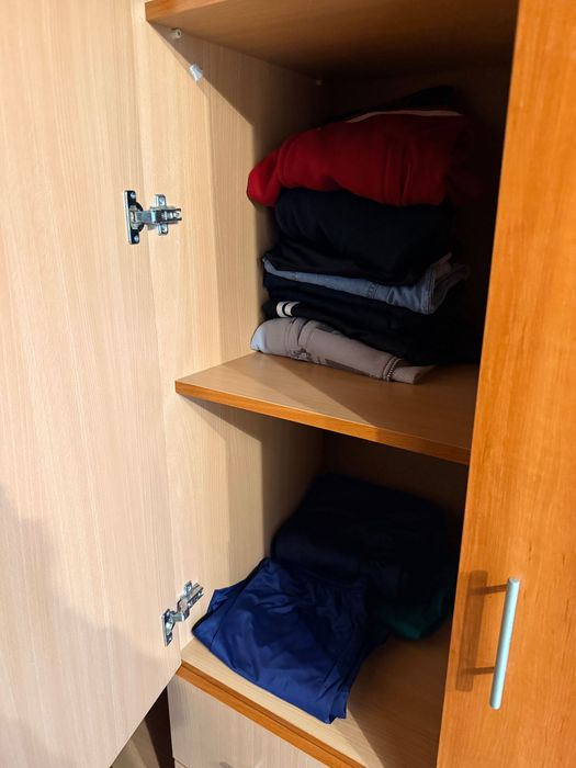 Продавам трикрилен гардероб