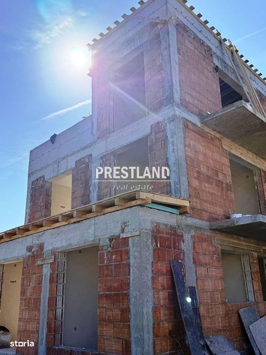 Casă pretabilă pentru 2 familii cu teren 434 mp.
