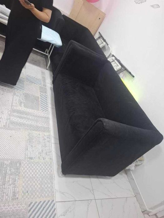 Стол. Стулья. Диван. Пицца пеш