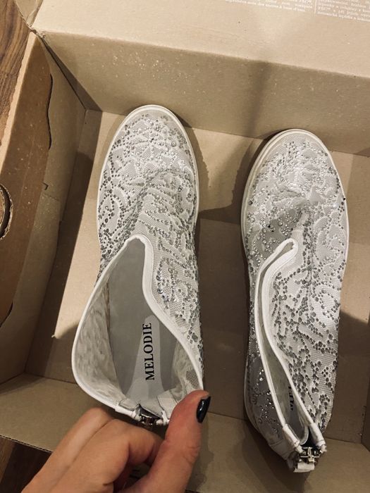 Красиви дамски обувки от бяла мрежа с циркони