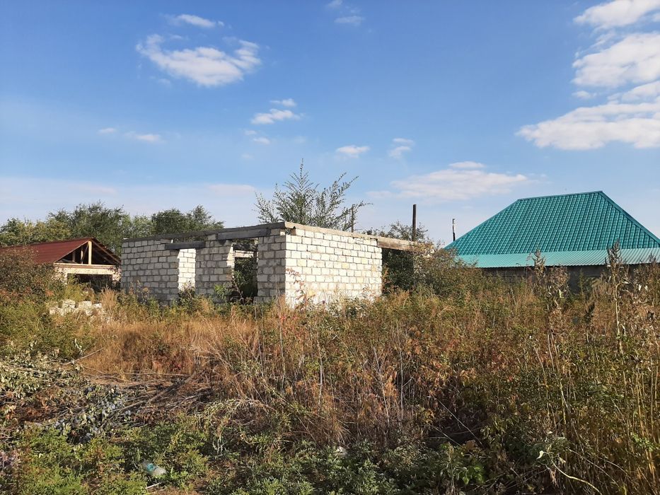 Участок с фундаментом и стенами