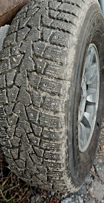 Шипованная резина с дисками 235/75_15