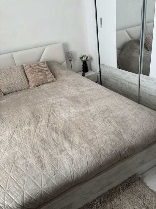 Бяла кожежева спалня