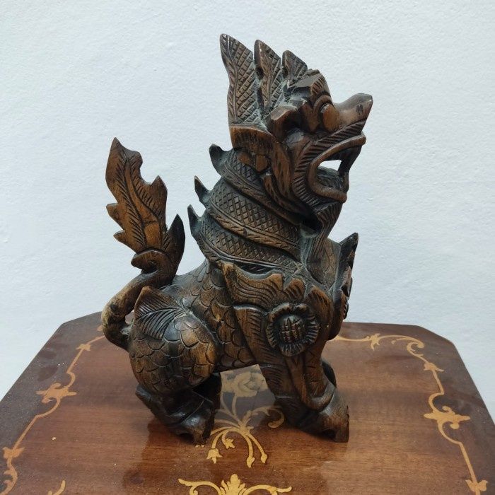 Superbă sculptura realizată din lemn masiv câine Fu ,piesa cu o lucrăt