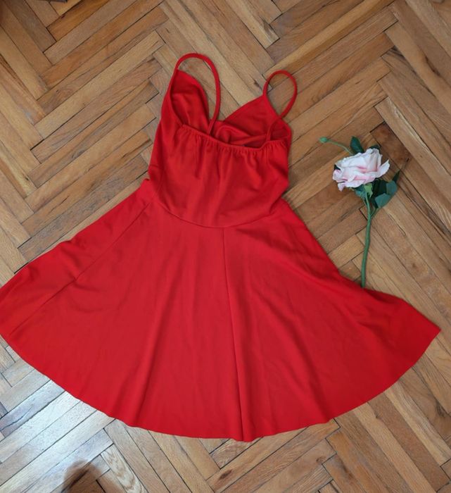Червена рокля с цип и регулиращи се презрамки – размер S