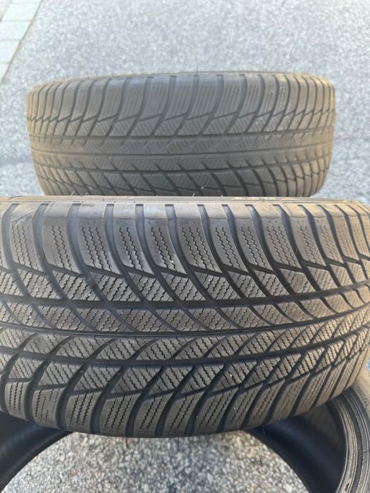 Vând anvelope Bridgestone 225 45 18 runflat