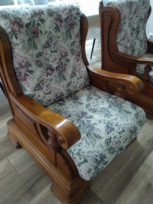 Vând canapea și două fotolii lemn masiv