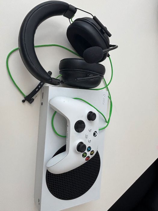 Xbox series S като ново + маркови слушалки