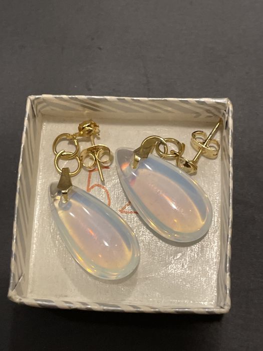 Бижута с опал - обеци и колие