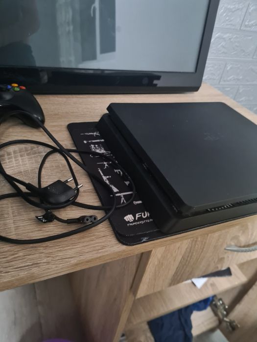 Vând ps4 slim în stare forte  buna,1T + un controler cu cablu