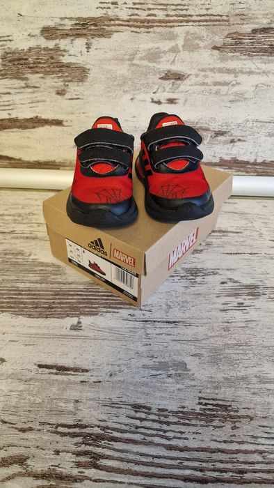 Adidas Marvel маратонки за бебе / детски