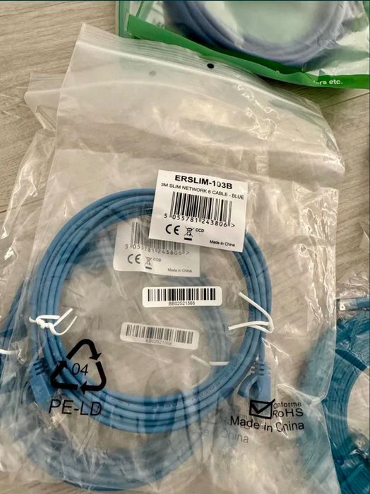 Cabluri de rețea noi, de diferite mărimi, disponibile la grămadă