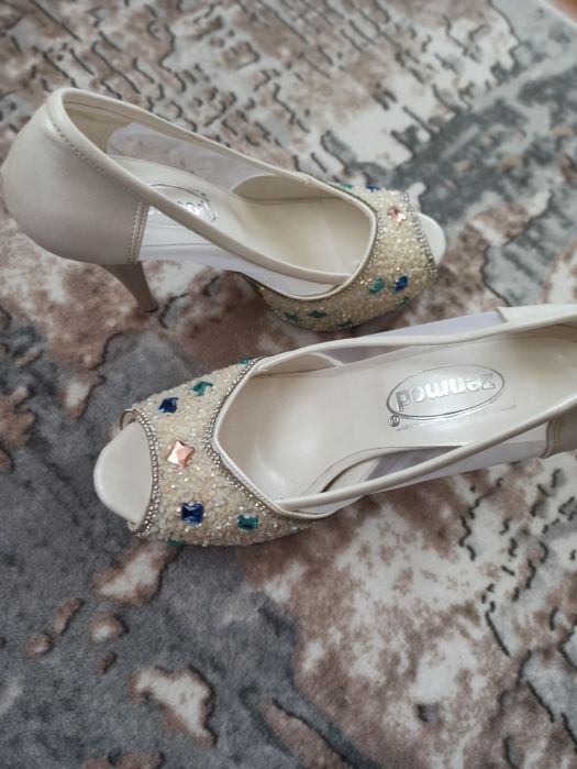 Елегантни обувки на ток