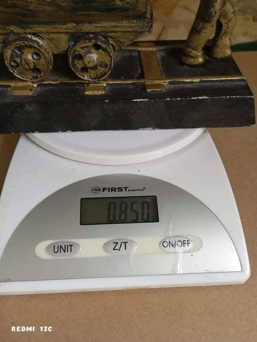 Метална статуетка миньор дърпа вагонетка