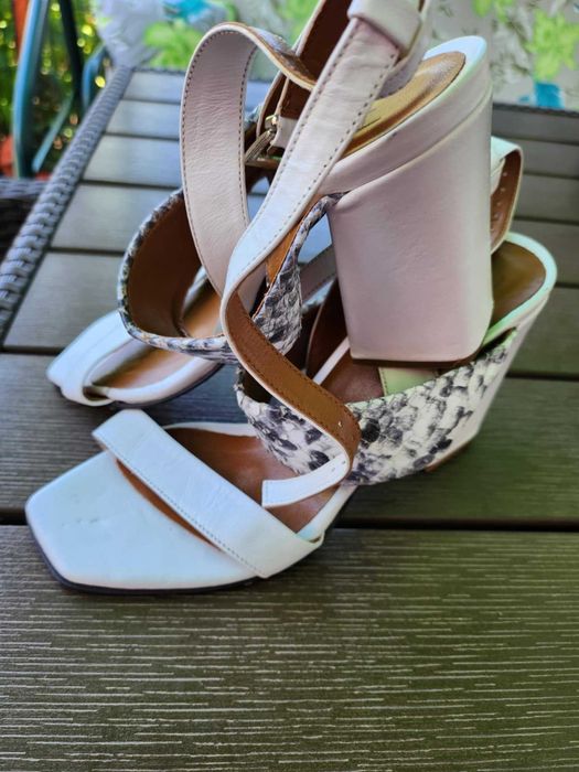 Бели сандали на ток - естествена кожа